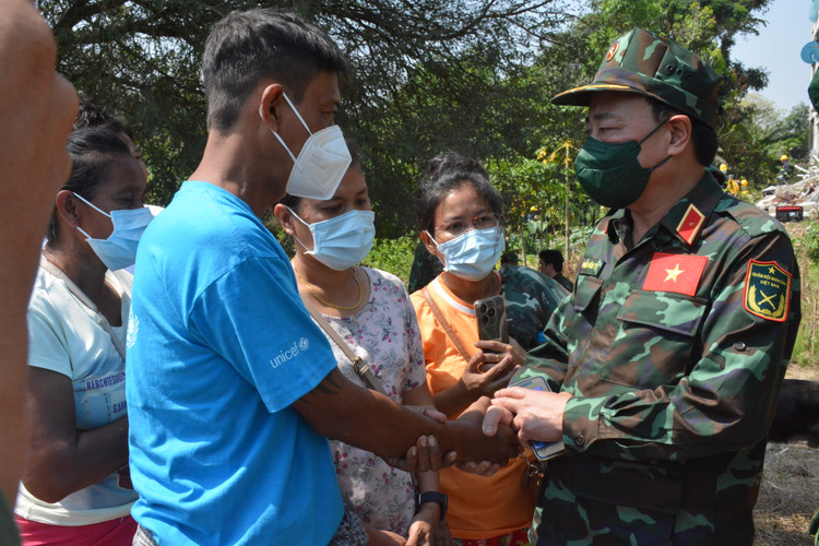 Bo doi Viet Nam dua thi the nan nhan Myanmar ra khoi toa nha bi sap-Hinh-9