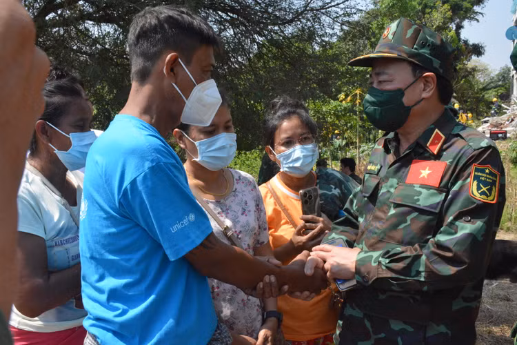 Bo doi Viet Nam dua thi the nan nhan Myanmar ra khoi toa nha bi sap-Hinh-9