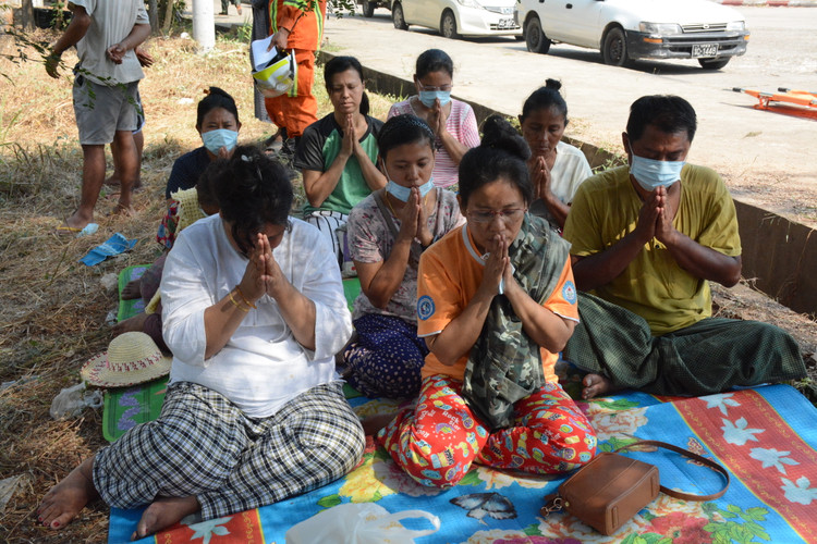 Bo doi Viet Nam dua thi the nan nhan Myanmar ra khoi toa nha bi sap-Hinh-2