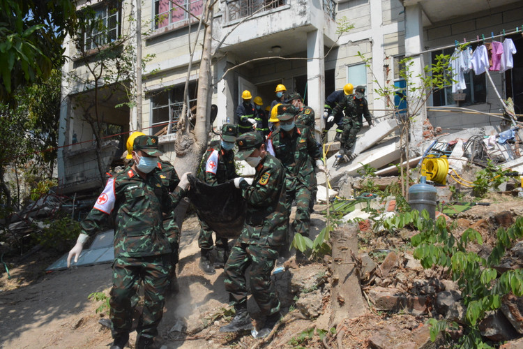 Bo doi Viet Nam dua thi the nan nhan Myanmar ra khoi toa nha bi sap-Hinh-6
