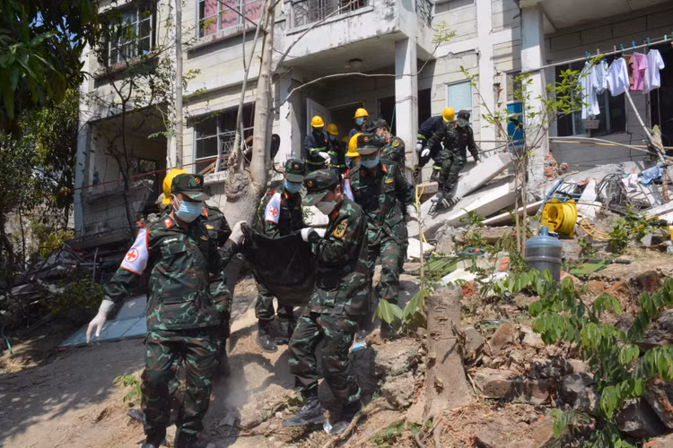 Bo doi Viet Nam dua thi the nan nhan Myanmar ra khoi toa nha bi sap-Hinh-6