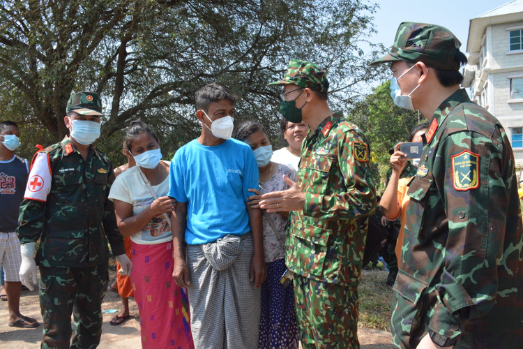 Bo doi Viet Nam dua thi the nan nhan Myanmar ra khoi toa nha bi sap-Hinh-8