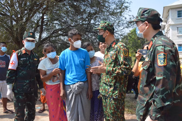 Bo doi Viet Nam dua thi the nan nhan Myanmar ra khoi toa nha bi sap-Hinh-8