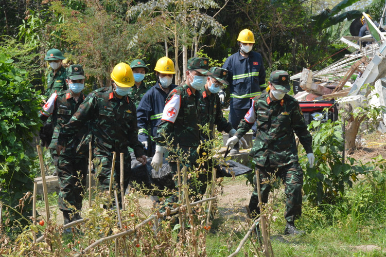 Bo doi Viet Nam dua thi the nan nhan Myanmar ra khoi toa nha bi sap-Hinh-7
