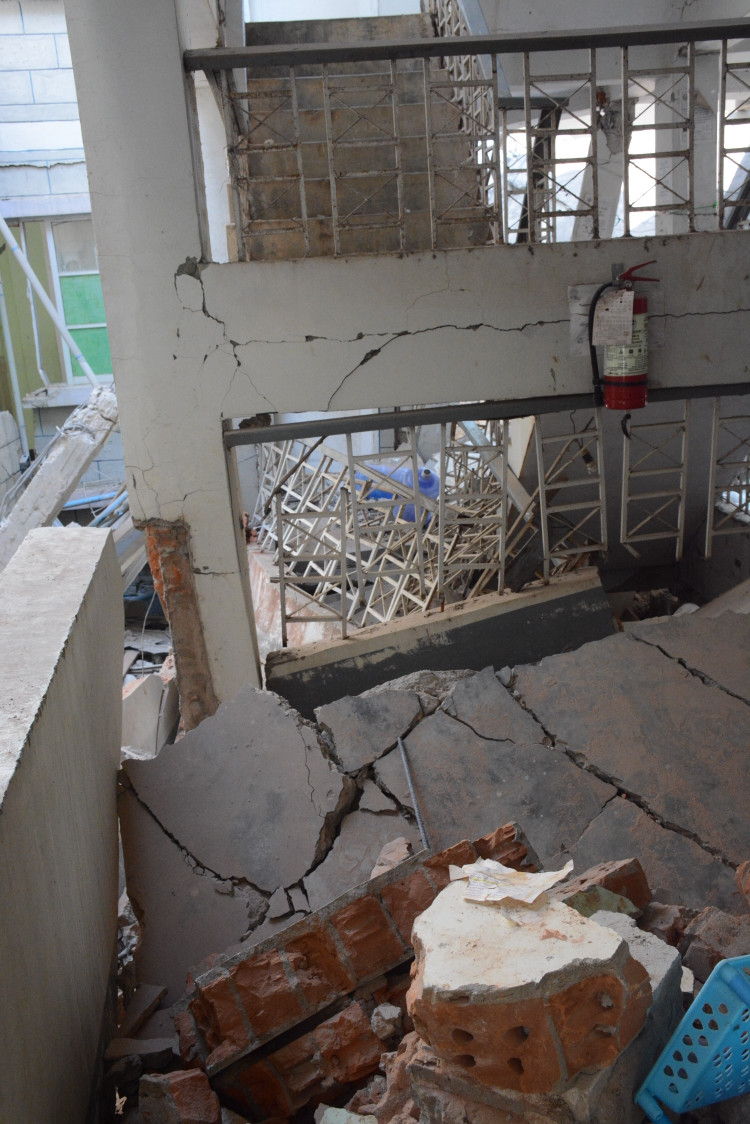 Bo doi Viet Nam dua thi the nan nhan Myanmar ra khoi toa nha bi sap-Hinh-3