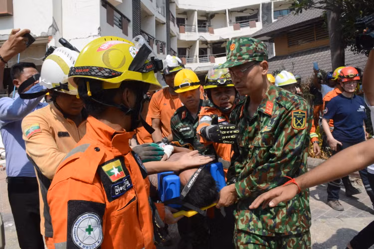 Viet Nam phoi hop giai cuu thanh cong 1 nan nhan dong dat o Myanmar-Hinh-2