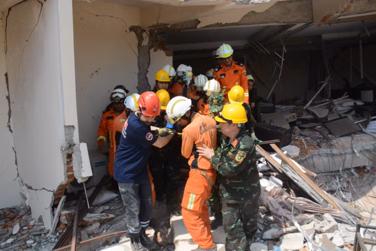 Viet Nam phoi hop giai cuu thanh cong 1 nan nhan dong dat o Myanmar