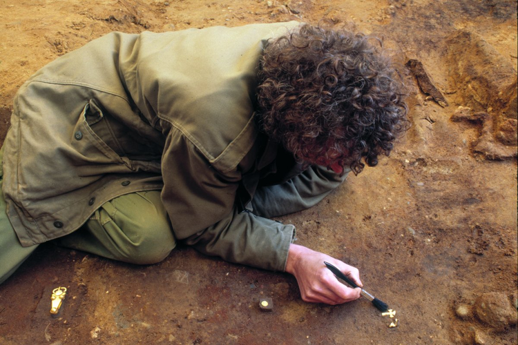 Bat ngo phat hien mo co chua day vang khi dang dao duong-Hinh-3