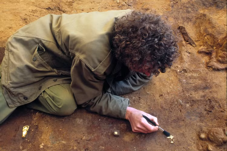 Bat ngo phat hien mo co chua day vang khi dang dao duong-Hinh-3