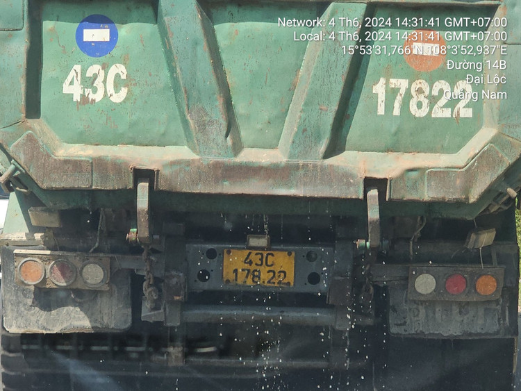 Quang Nam: Xe cho cat uot “vo tu” luu thong tren quoc lo 14B-Hinh-6