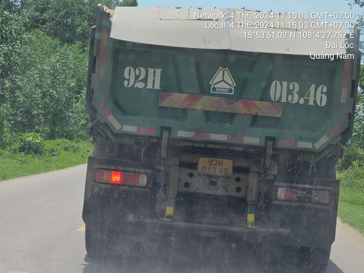 Quang Nam: Xe cho cat uot “vo tu” luu thong tren quoc lo 14B-Hinh-15