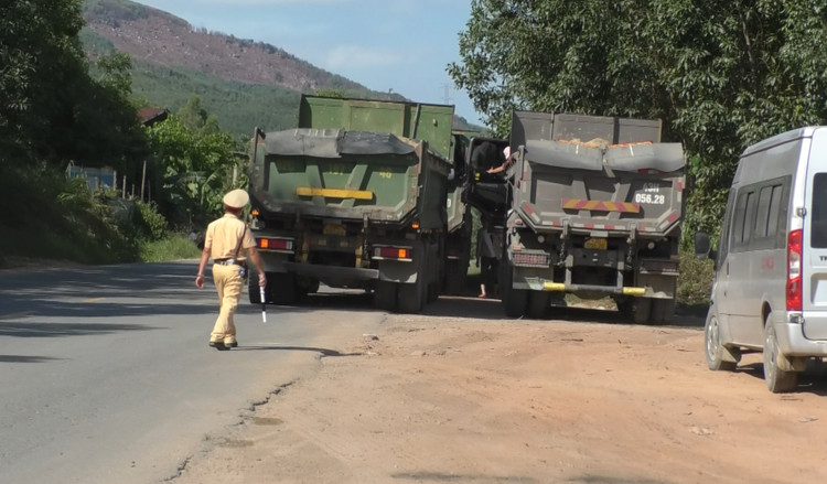 Quang Nam: Xe cho cat uot “vo tu” luu thong tren quoc lo 14B-Hinh-12
