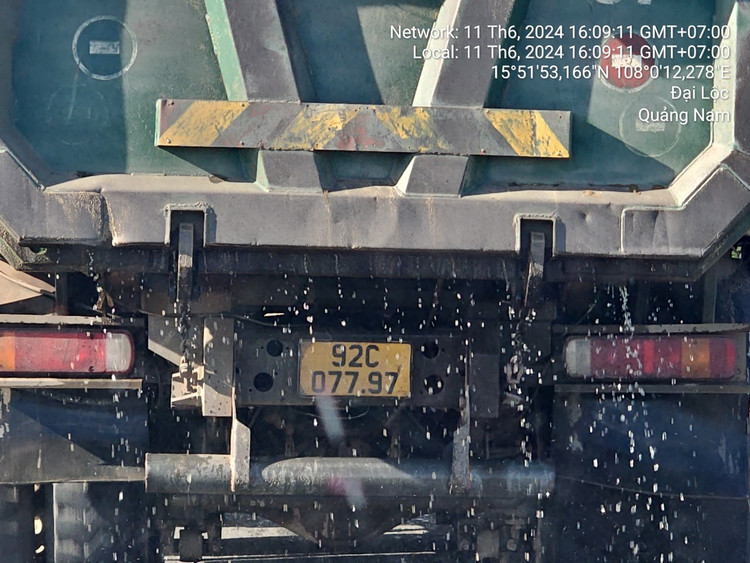 Quang Nam: Xe cho cat uot “vo tu” luu thong tren quoc lo 14B-Hinh-7