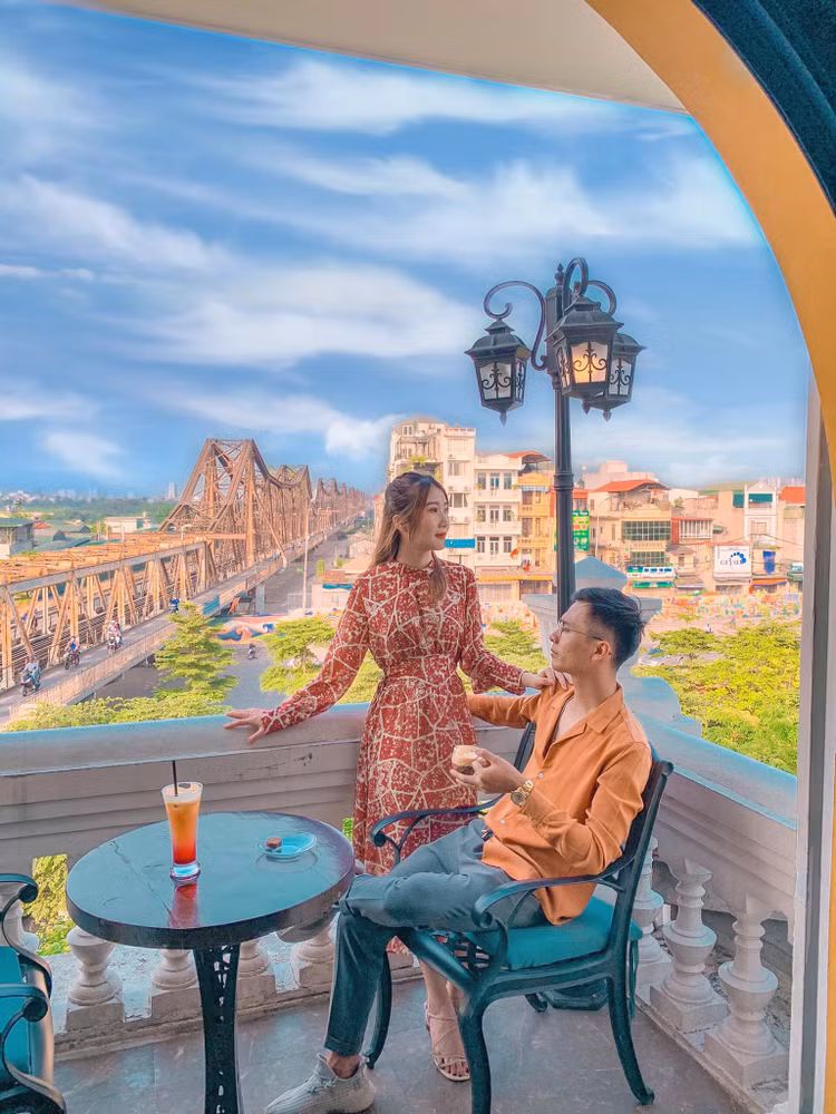 Quán cafe trên cao nằm trên tầng cao nhất của biệt thự Pháp cổ tạo nên một nét riêng rất Hà Nội, cùng đó là cách kết hợp 2 tông màu trắng - nâu càng tạo nên sự cổ kính. Ảnh: Jessica Lila