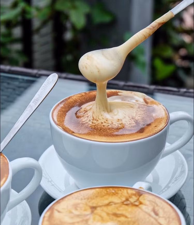 Không gian có phần sân thượng trên cao nhìn thẳng ra Hồ Gươm. Ngồi thưởng chút không khí se se, đúng là mùa thu đây rồi. Địa chỉ Cà phê phố cổ - 11 Hàng Gai. Ảnh: IG: minhtri253