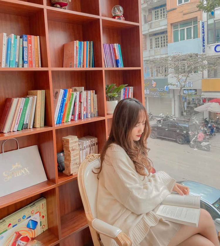 Điểm khiến nhiều người thích nhất ở quán này là nhiều cửa kính, nhìn thẳng ra đường sắt ngắm phố phường, tàu xe rất chill. Ảnh: Phương Thảo