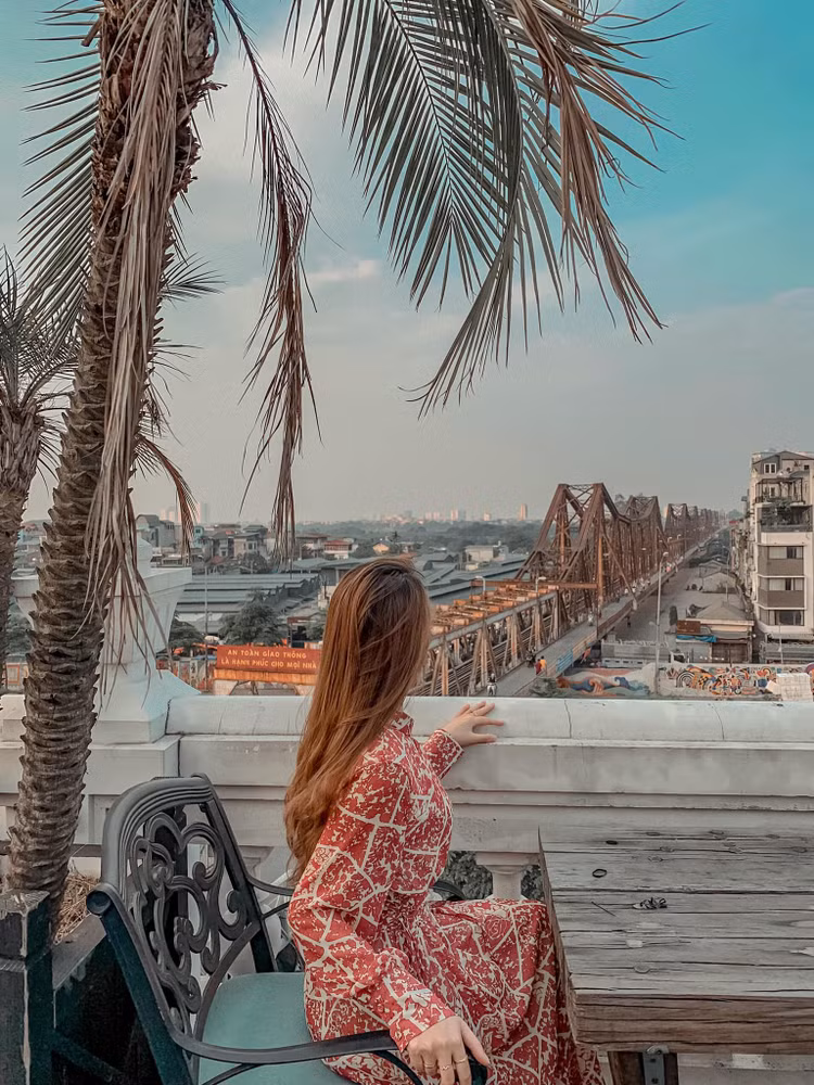 Ngoài ra, quán có view nhìn thẳng ra cầu Long Biên cổ kính, từ đây bạn có thể ngắm nhìn một góc sông Hồng, ngắm nhìn từng đoàn xe di chuyển trên cầu. Ảnh: Jessica Lila