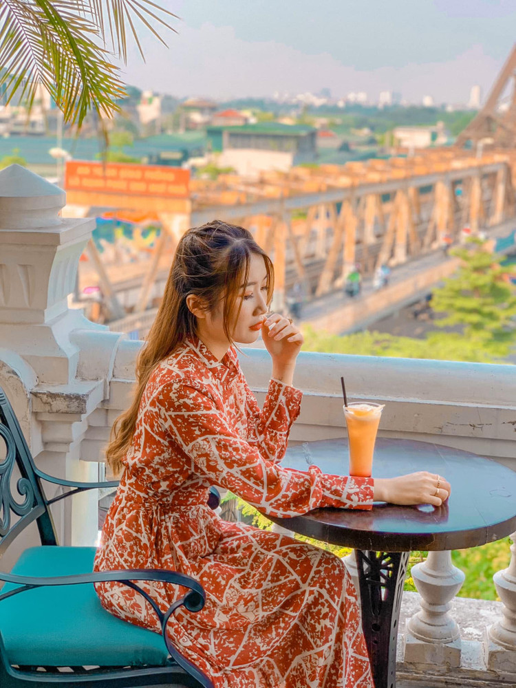 Đặc biệt thời tiết buổi chiều tại đây không khí mát mẻ phù hợp trò chuyện với bạn bè hay đọc sách. Địa chỉ: Khu tập thể ga Long Biên, đường Trần Nhật Duật, Hoàn Kiếm, Hà Nội. Ảnh: Jessica Lila