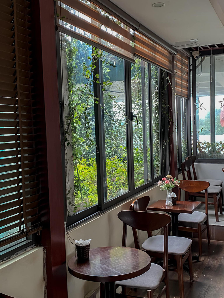 Quán cafe đẹp ở phố cổ Hà Nội có view nhìn ra Hồ Gươm, mang dáng dấp hoài cổ giúp cuộc sống thêm thư thái hơn. Ảnh: IG: minhtri253