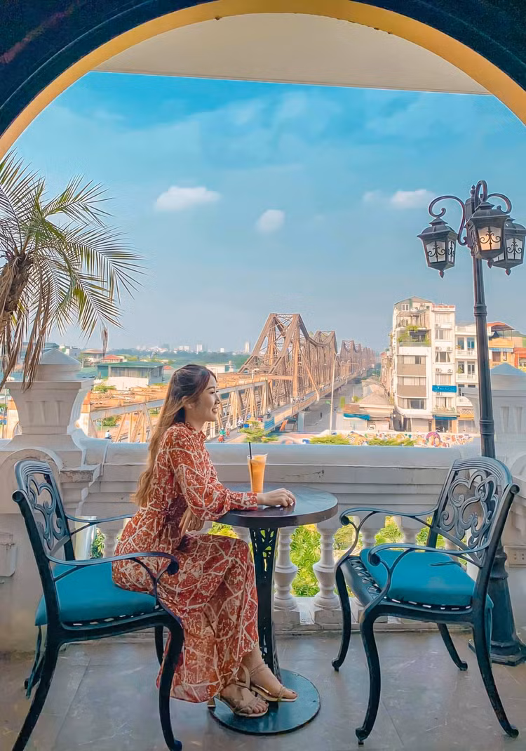 Một trong những quán cà phê bạn không thể bỏ lỡ khi tới Thủ đô vào mùa thu là Serein Café. Ảnh: Jessica Lila