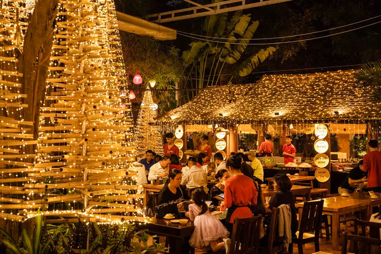 Nha hang trang tri thong tre, hac giay thu hut khach mua Giang sinh-Hinh-7