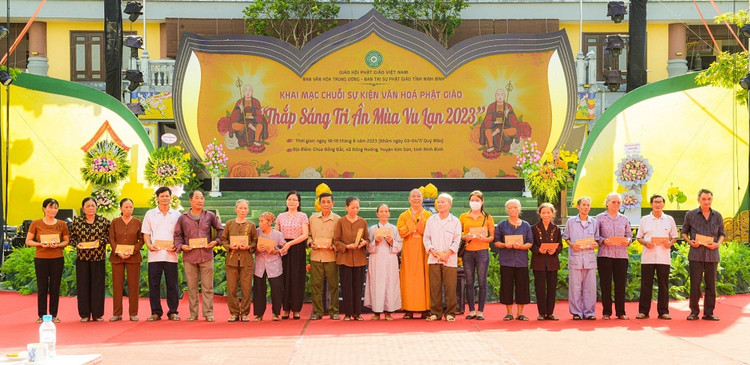 Lễ hội Vu Lan báo hiếu 2023: Tri ân gia đình có công với cách mạng - Hình 9 Le hoi Vu Lan bao hieu 2023: Tri an gia dinh co cong voi cach mang-Hinh-9