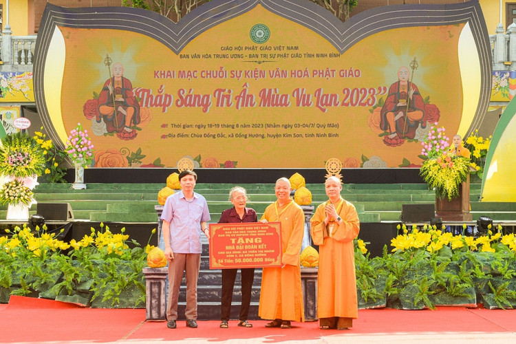 Lễ hội Vu Lan báo hiếu 2023: Tri ân gia đình có công với cách mạng - Hình 10 Le hoi Vu Lan bao hieu 2023: Tri an gia dinh co cong voi cach mang-Hinh-10