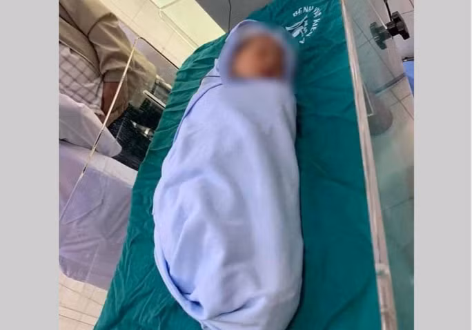 Xot xa tre so sinh con nguyen day ron bi bo roi ben duong