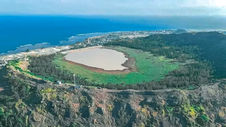 Can canh ho Thoi Loi: Vien ngoc quy tren dinh nui lua Ly Son