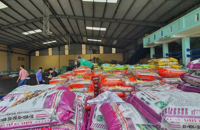 Đắk Lắk: Khởi tố vợ chồng doanh nhân sản xuất phân bón giả - Hình 2 Dak Lak: Khoi to vo chong doanh nhan san xuat phan bon gia-Hinh-2