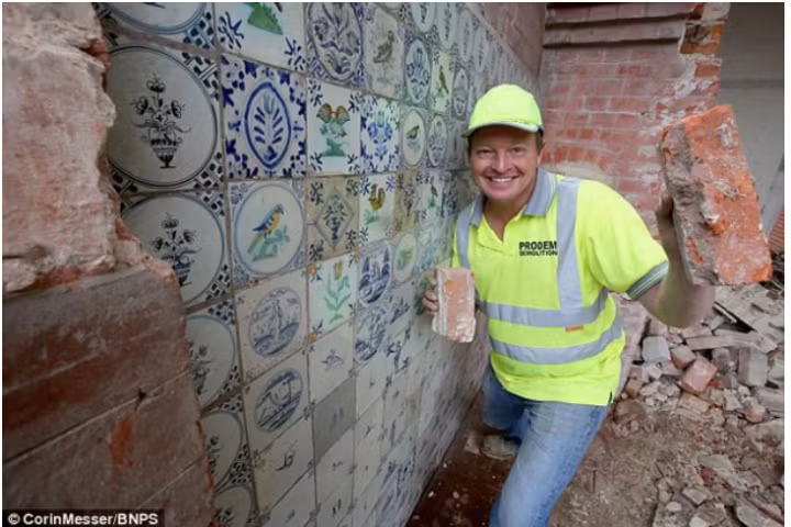 Do nha cu, sung suong phat hien “kho bau” tien ty sau buc tuong