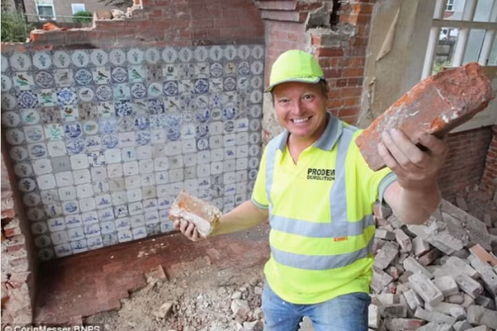 Do nha cu, sung suong phat hien “kho bau” tien ty sau buc tuong-Hinh-4