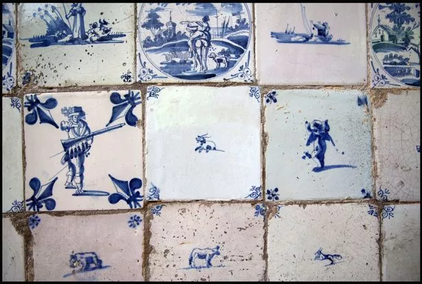 Do nha cu, sung suong phat hien “kho bau” tien ty sau buc tuong-Hinh-3