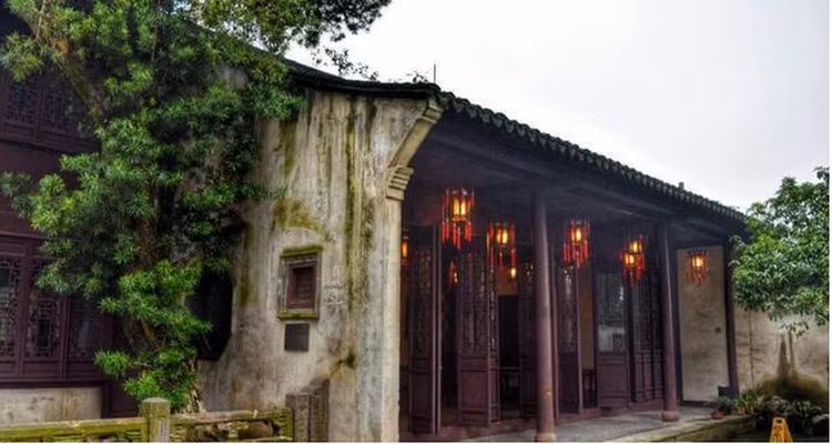 Do nha cu, sung suong phat hien “kho bau” tien ty sau buc tuong-Hinh-6