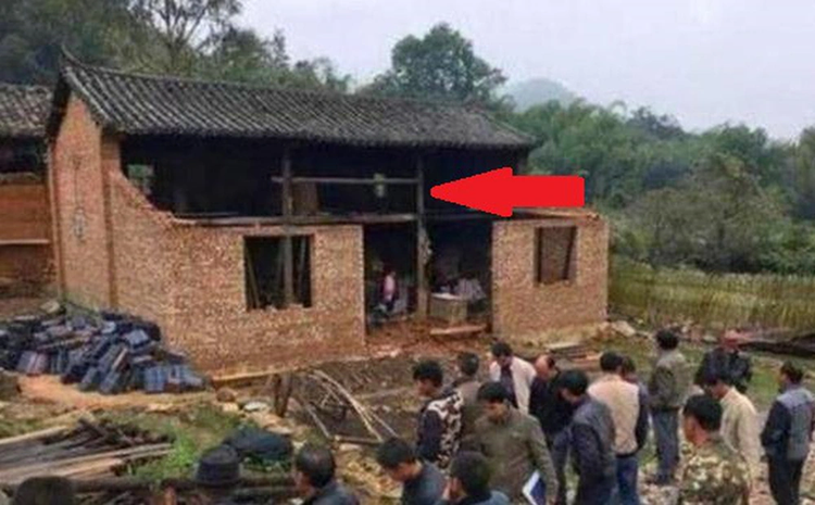 Do nha cu, sung suong phat hien “kho bau” tien ty sau buc tuong-Hinh-5