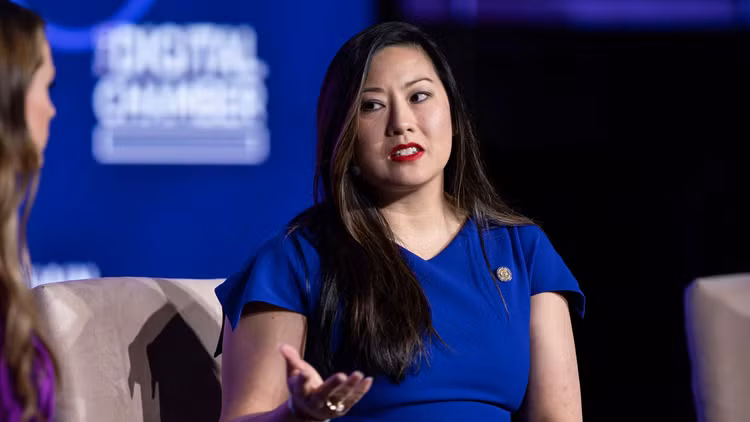 “Bong hong” goc Viet duoc Tong thong Trump chon dung dau co quan tien ao