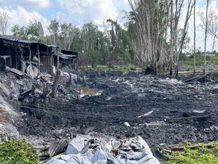 Cơ sở của Dự đổ hơn 100 tấn chất thải ra môi trường. (Ảnh CAND)