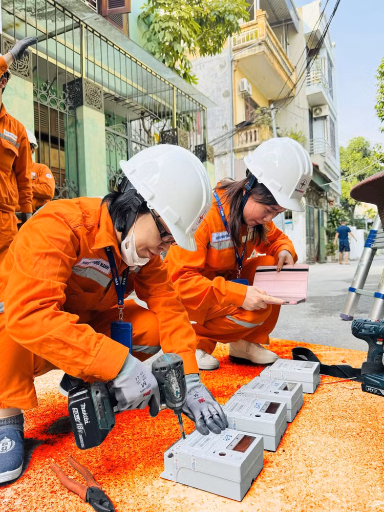 Phu nu nganh dien luon vuot kho de hoan thanh tot nhiem vu duoc giao-Hinh-2