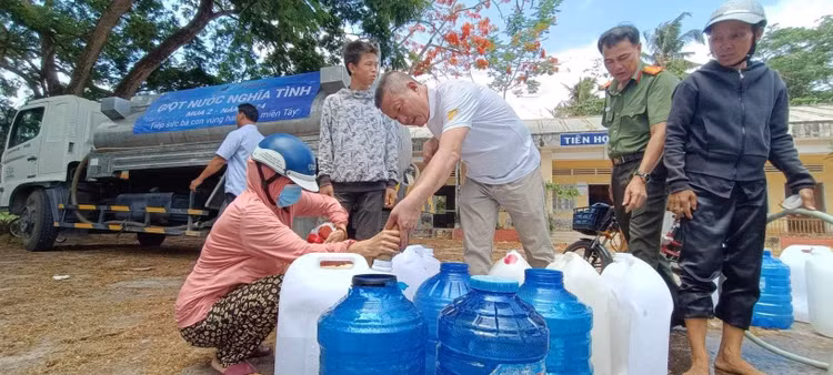 Nhung “Giot nuoc nghia tinh” cung nguoi dan mien Tay di qua mua han man-Hinh-5