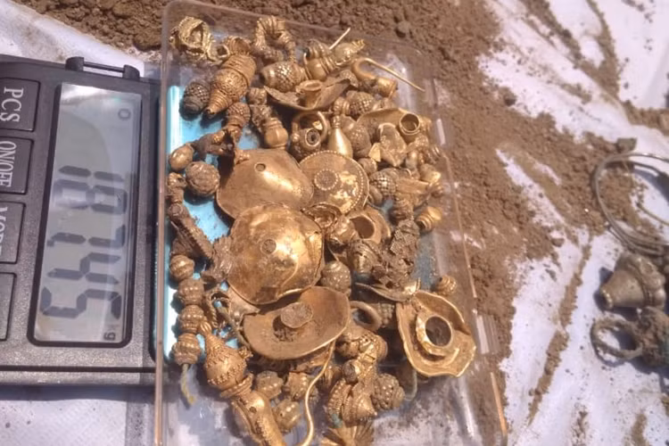 Don bai dat hoang trong khu den co, vo tinh dung trung “kho bau” khung-Hinh-6