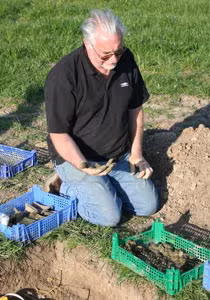 Dao dat giua dong, bat ngo phat hien “kho bau” khung hon 24 ty-Hinh-5