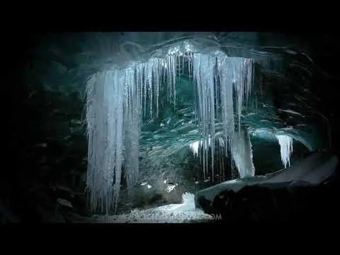 Kham pha hang bang khong lo duoi long song-Hinh-9