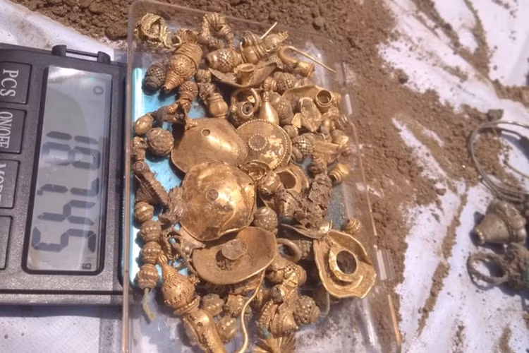 Xay nha bat ngo dung trung kho bau khung, canh sat ap toi vi...-Hinh-7