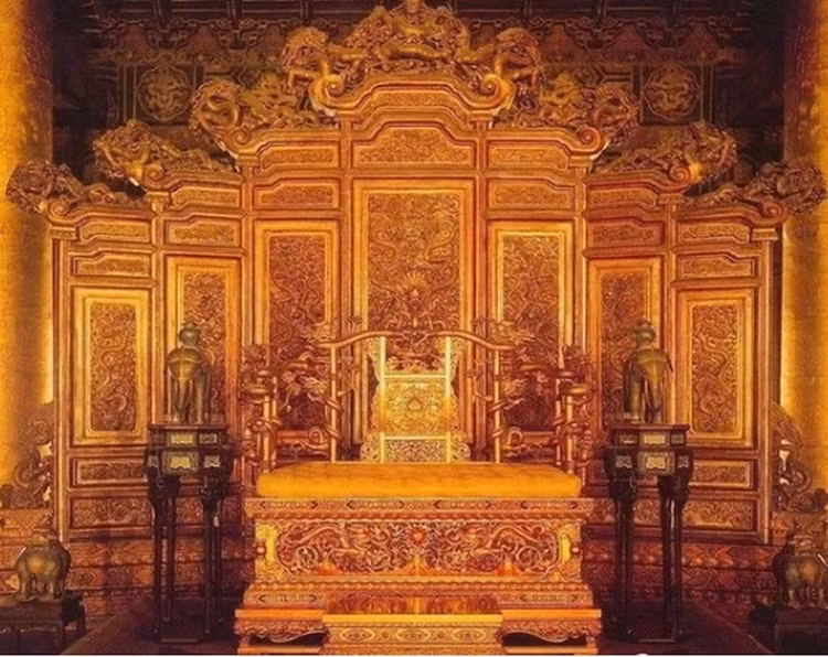 Dao trung khuc go hon 25m, canh sat lap tuc phong toa hien truong vi...-Hinh-4