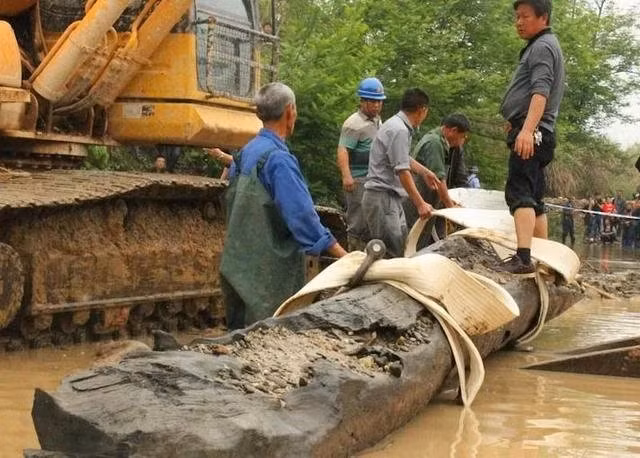 Dao trung khuc go hon 25m, canh sat lap tuc phong toa hien truong vi...