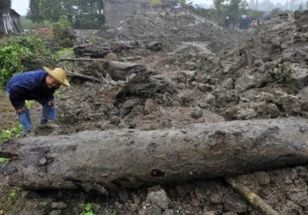 Lao nong dao khuc go khong lo, canh sat lap tuc phong toa hien truong