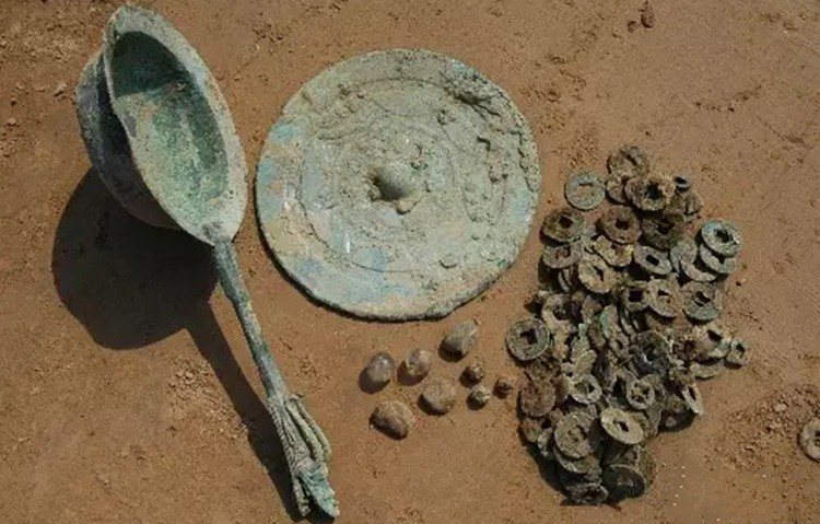 Cuốc đất đụng trúng vật thể lạ, chuyên gia phong tỏa cả cánh đồng - Hình 4 Cuoc dat dung trung vat the la, chuyen gia phong toa ca canh dong-Hinh-4