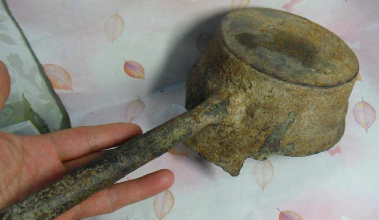 Cuốc đất đụng trúng vật thể lạ, chuyên gia phong tỏa cả cánh đồng - Hình 7 Cuoc dat dung trung vat the la, chuyen gia phong toa ca canh dong-Hinh-7