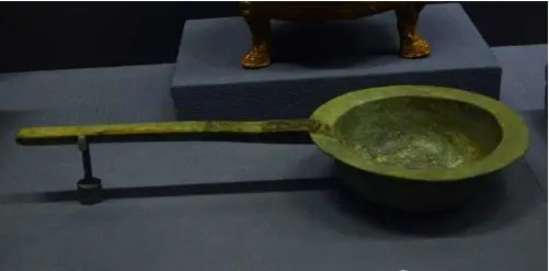 Cuốc đất đụng trúng vật thể lạ, chuyên gia phong tỏa cả cánh đồng - Hình 2 Cuoc dat dung trung vat the la, chuyen gia phong toa ca canh dong-Hinh-2