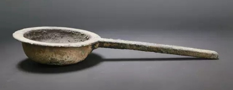 Cuốc đất đụng trúng vật thể lạ, chuyên gia phong tỏa cả cánh đồng - Hình 5 Cuoc dat dung trung vat the la, chuyen gia phong toa ca canh dong-Hinh-5